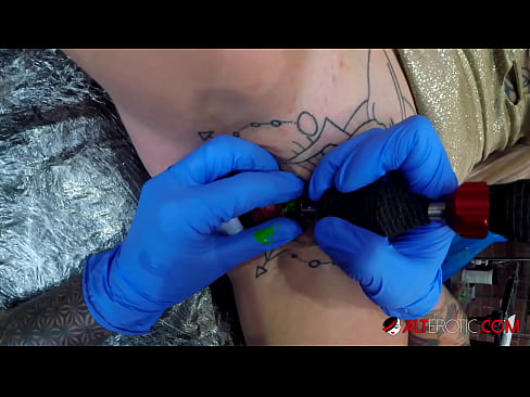 ❤️ Extremadamente tatuado hottie Sully Savage consiguió un tatuaje en su clítoris ❤❌ Super porno en es.pornado-co.ru ❌️